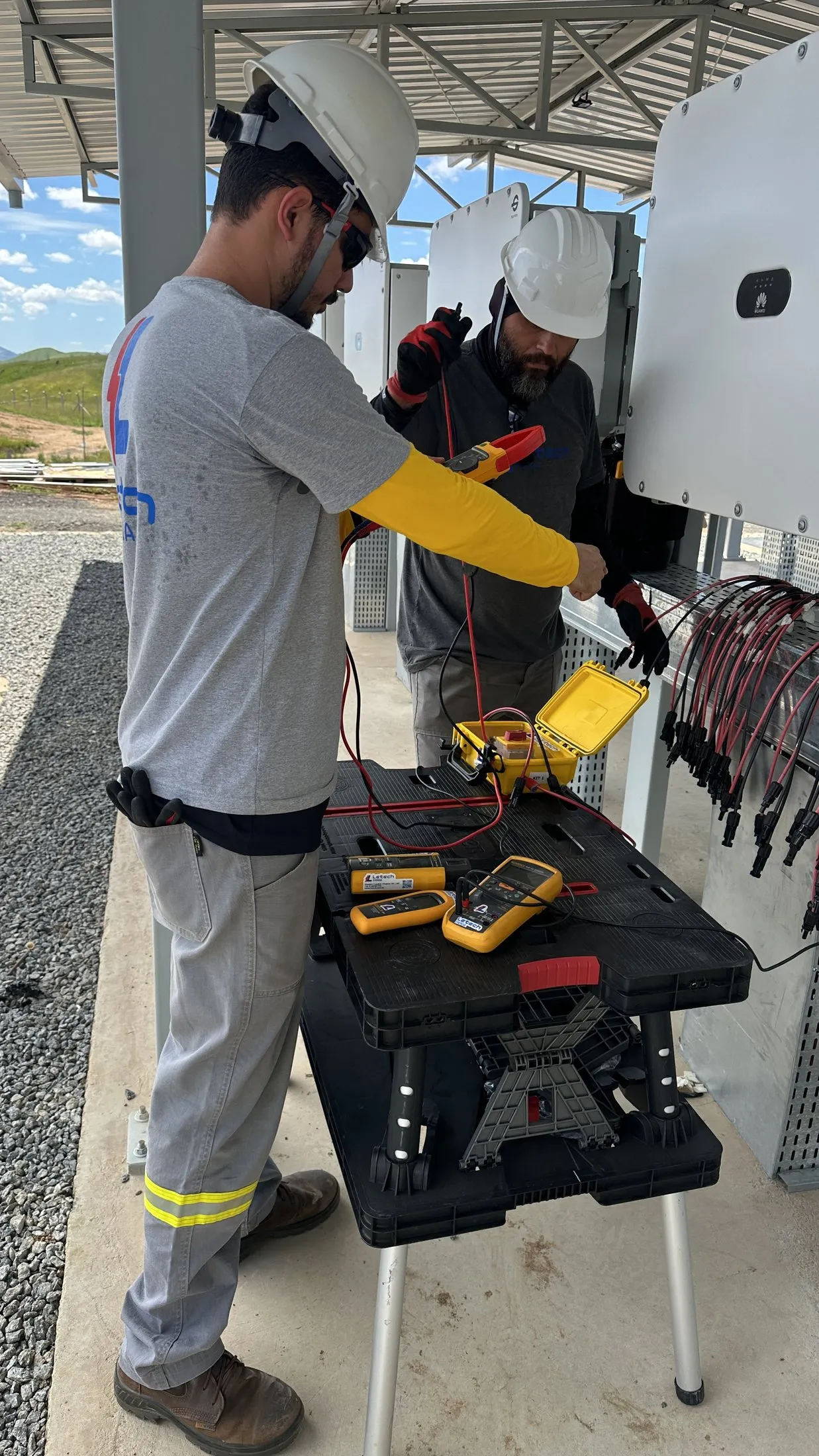 Técnico da Letech Energia realizando ensaio elétrico em campo