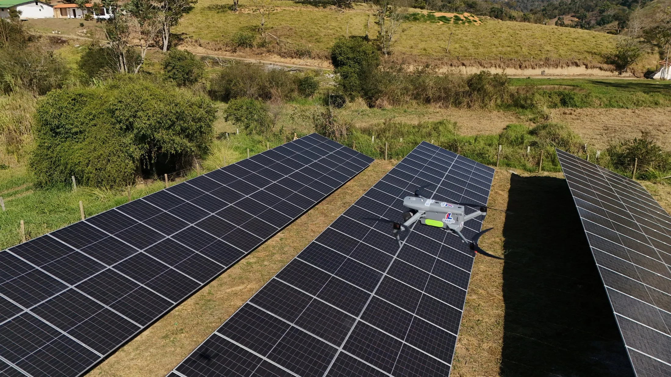 Equipe da Letech Energia em inspeção de usina fotovoltaica